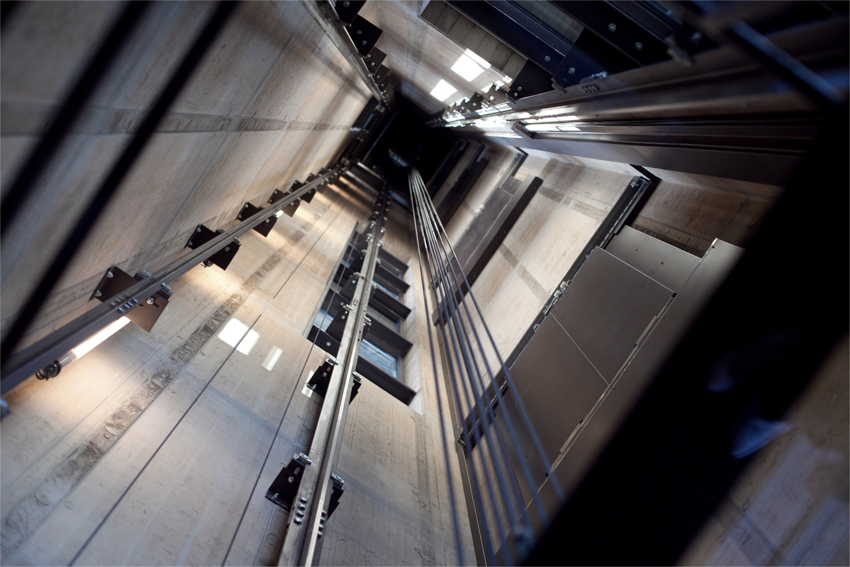 Elevadores en un edificio moderno