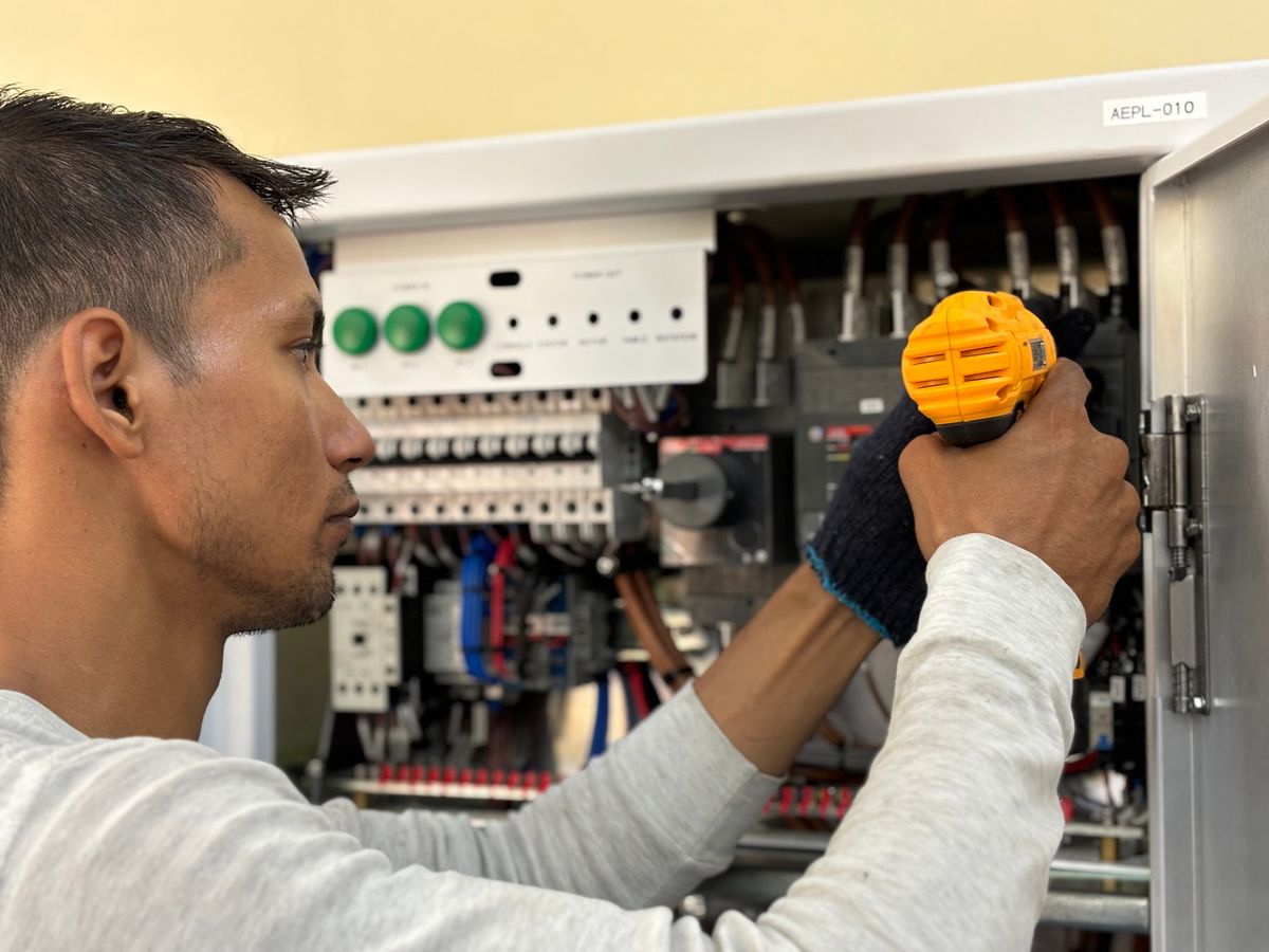 Técnico ajustando equipo con herramienta de precisión